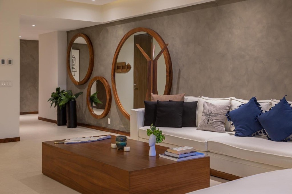 Sala con espejos decorativos