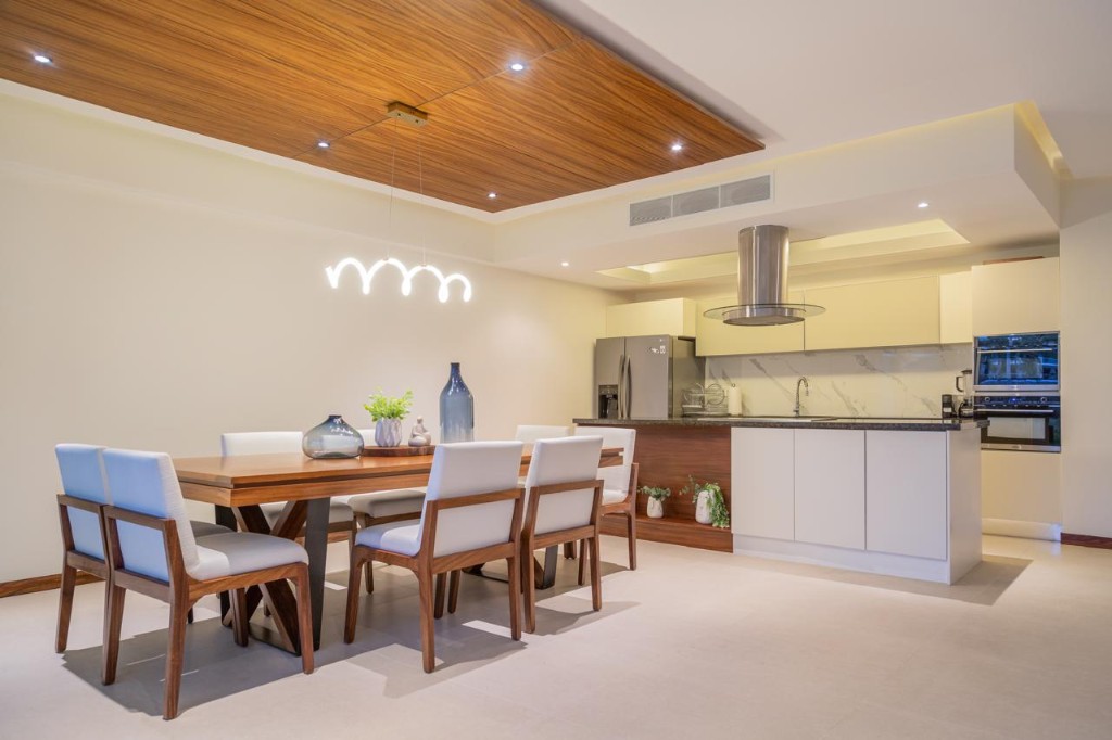 Comedor y cocina con techo de madera