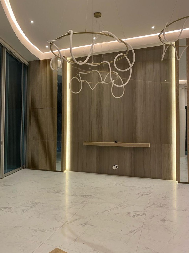 Muro de madera con iluminación decorativa