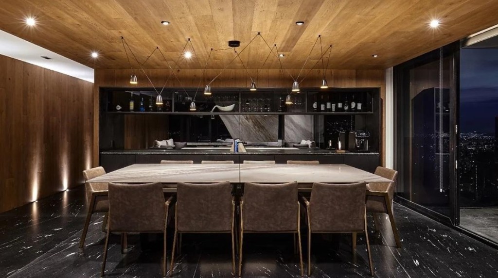 Comedor con techo de madera y vista a la ciudad