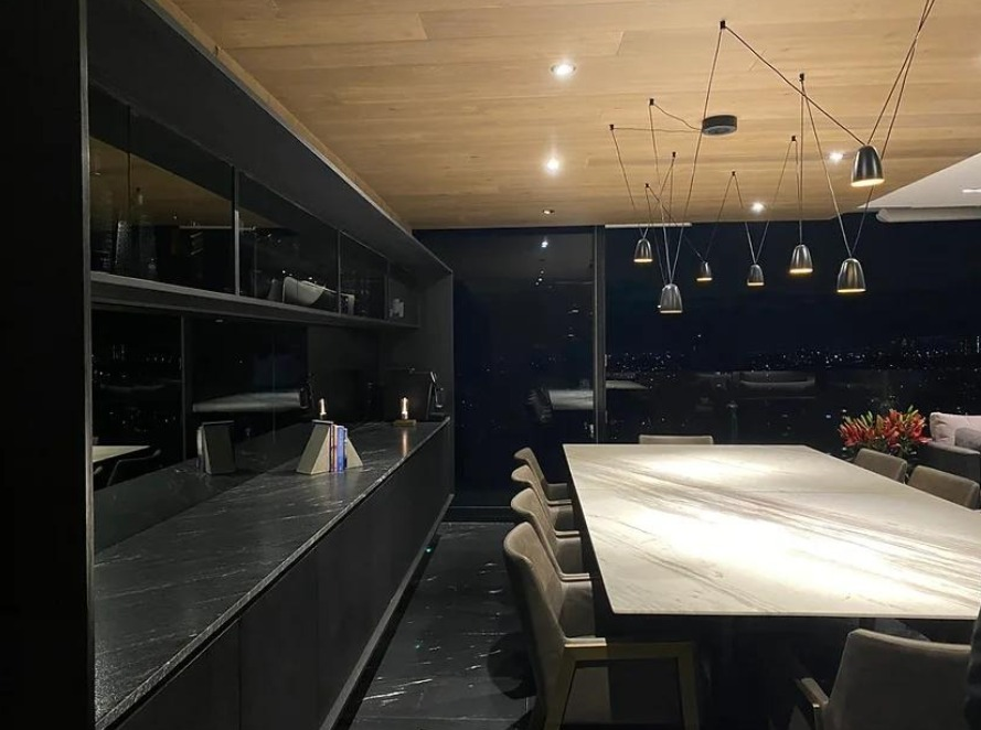 Comedor con acabados en mármol