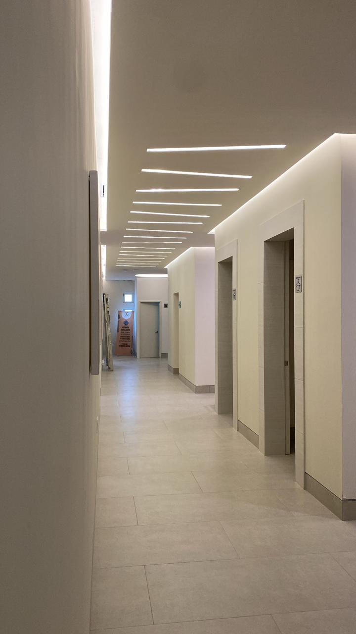 Pasillo con iluminación lineal en plafón