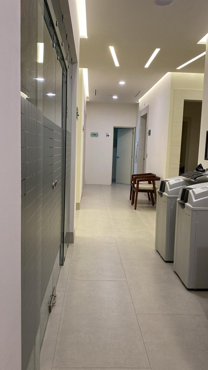 Pasillo de consultorios con puertas de cristal